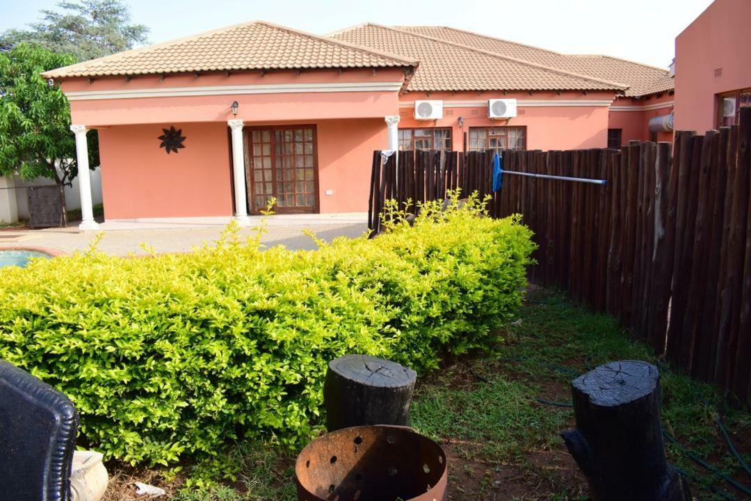 Skyhawk Guesthouse Gaborone Luaran gambar