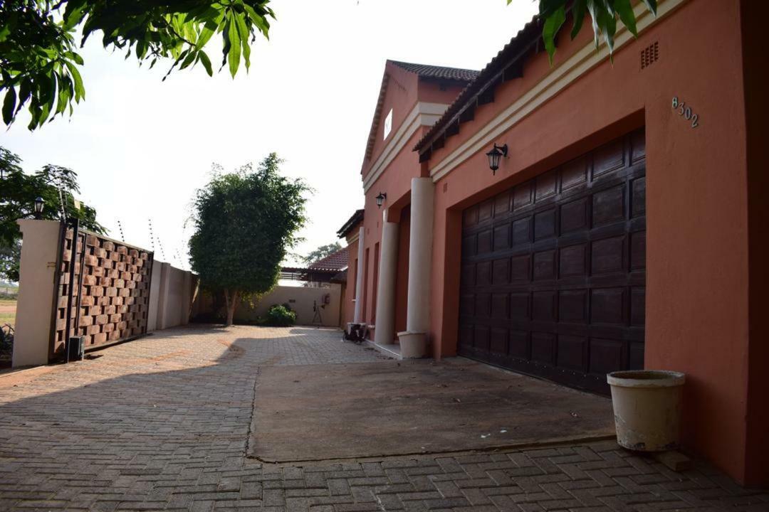 Skyhawk Guesthouse Gaborone Luaran gambar