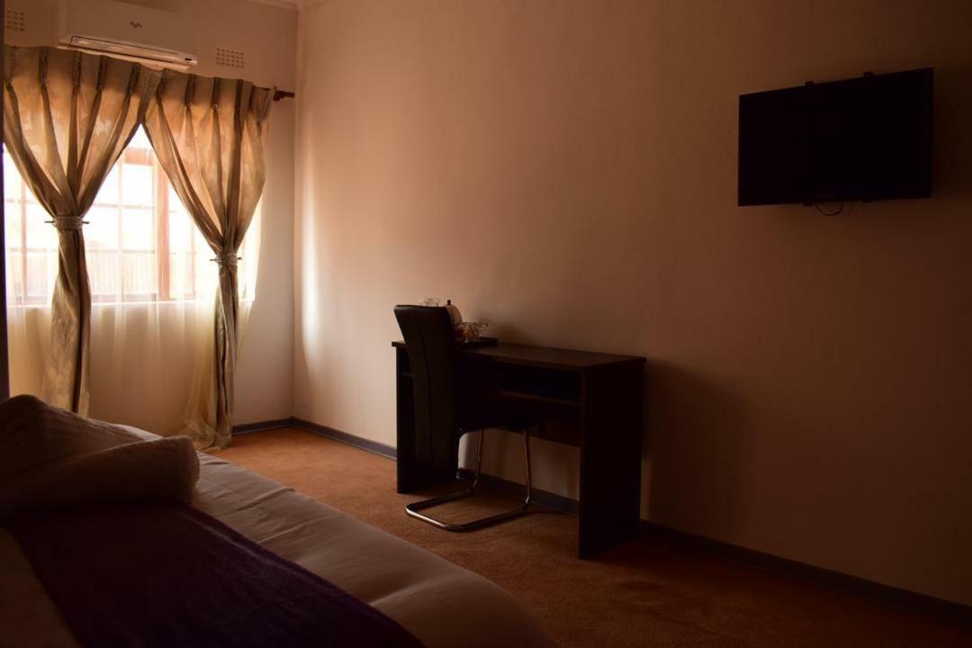 Skyhawk Guesthouse Gaborone Luaran gambar