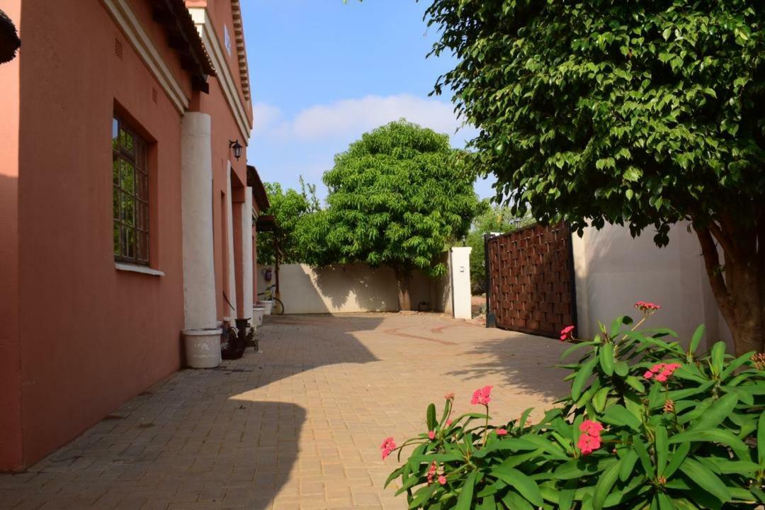 Skyhawk Guesthouse Gaborone Luaran gambar